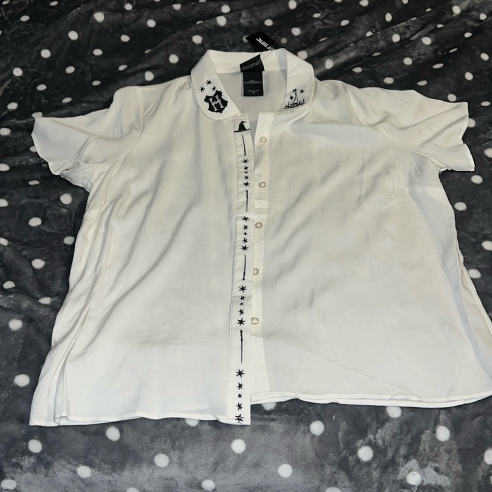 NWT SUPER CUTE Hogwarts button up blouse. Size Large